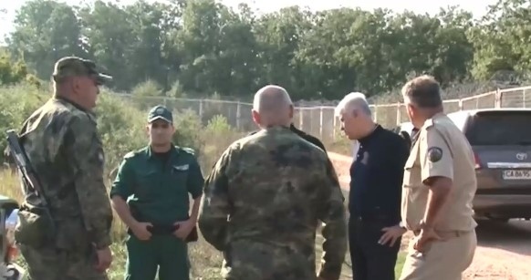 Двама министри провериха оградата с Турция